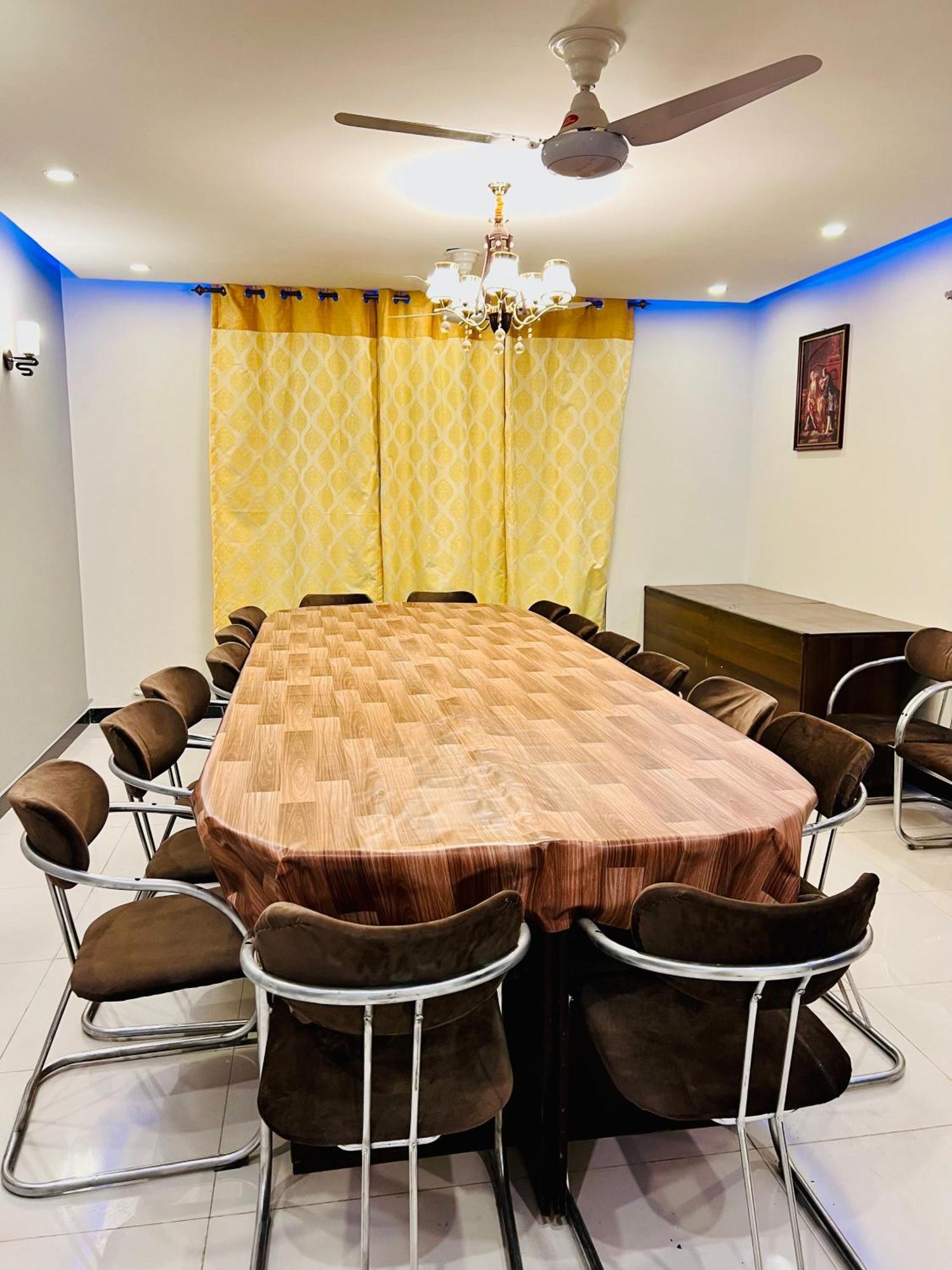 Holiday In Исламабад Екстериор снимка