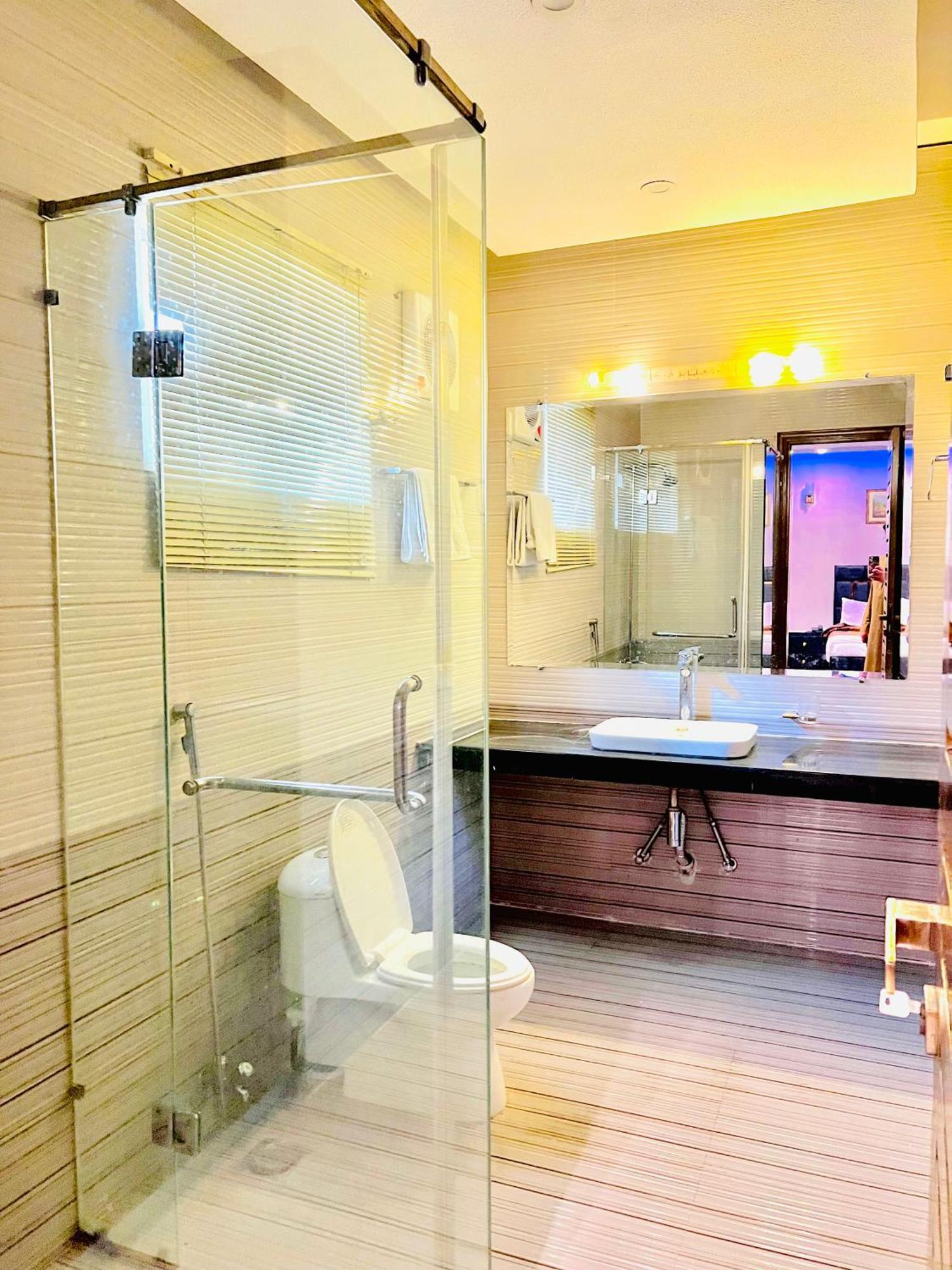 Holiday In Исламабад Екстериор снимка